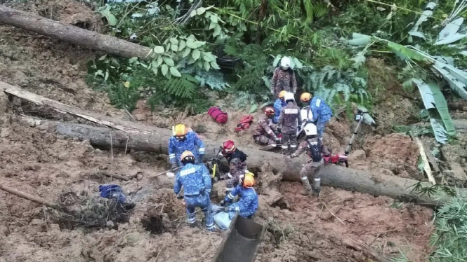 Tanah longsor terjadi di sebuah perkemahan turis di Malaysia, pada Jumat, 16 Desember 2022, dan menyebabkan 2 orang tewas serta 51 orang dikhawatirkan terkubur.