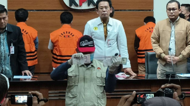 KPK gelar konferensi pers kasus dugaan suap wakil ketua DPRD Jatim.