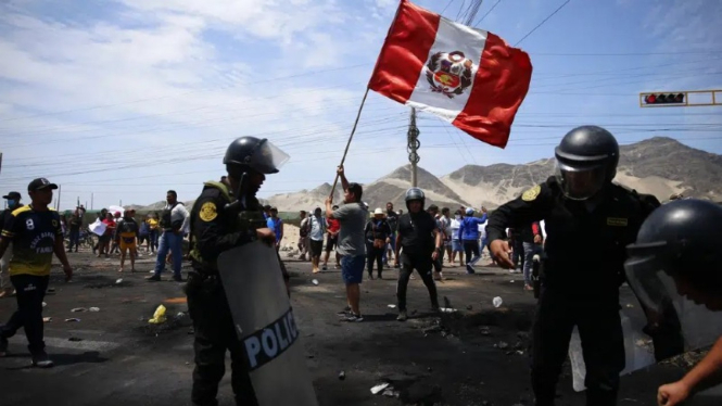 Para pendukung  mantan presiden Pedro Castillo melakukan unjuk rasa dan memblokir jalan.