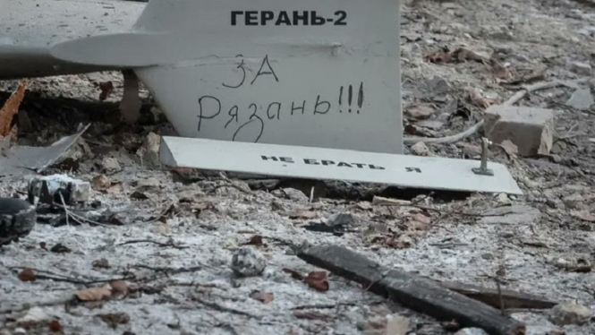 Militer Ukraina menembak jatuh drone Kamikaze Shahed-136 Rusia buatan Iran.