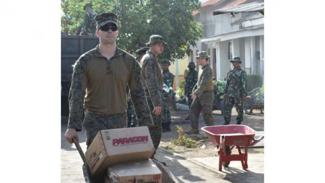 VIVA Militer: Prajurit US Marine dorong gerobak di Situbondo, Jawa Timur