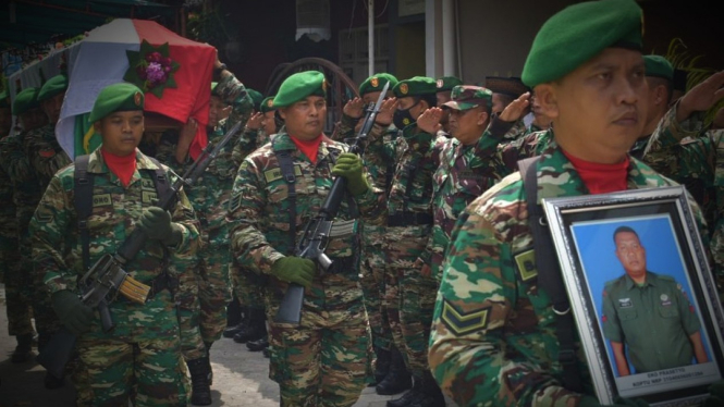 VIVA Militer: Proses pemakaman militer almarhum Koptu Eko.