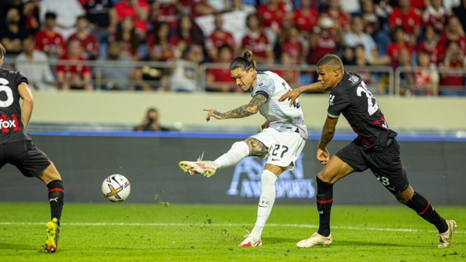 Penyerang Liverpool, Darwin Nunez saat melawan AC Milan