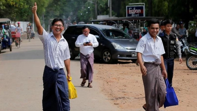 Journalists Wa Lone & Kyaw Soe Oo smile as they walk free from Prison