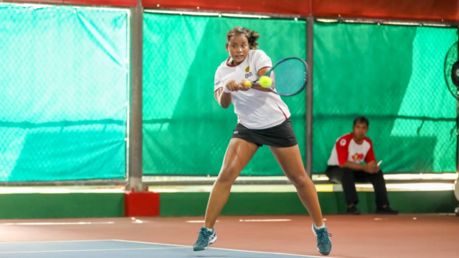 Petenis putri dari BIN Tennis Club, Fitriani Sabtini.