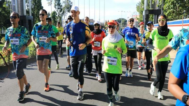 Ganjar Pranowo dan istri mengikuti event UGM Ultra 73K Charity Run