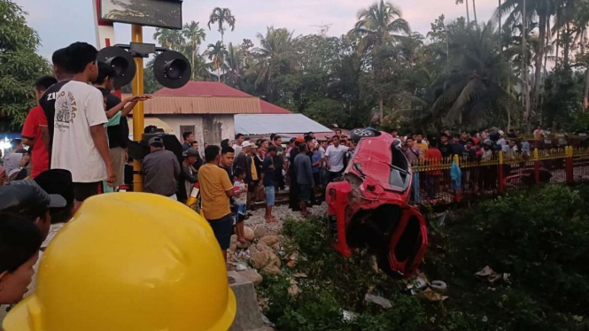 Mobil Alya remuk dihantam kereta di Padang Pariaman