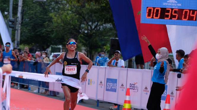 Odekta Elvina Naibaho juara lomba lari Semarang 10K