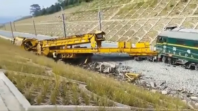 Kereta kerja di Proyek Kereta Cepat Jakarta-Bandung (KCJB) anjlok 