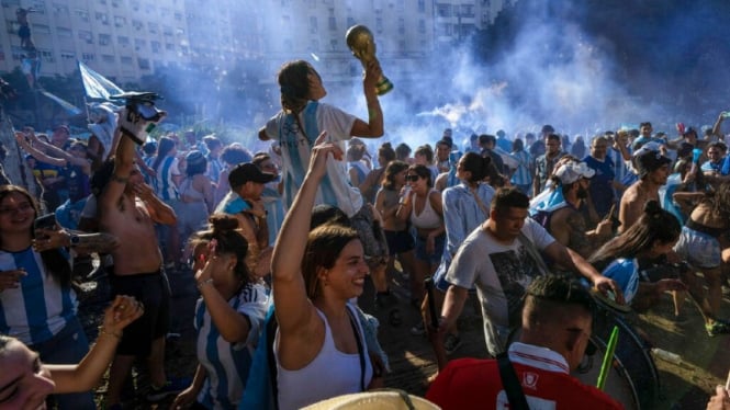 Fans Timnas Argentina rayakan keberhasilan Messi Cs juara Piala Dunia 2022.