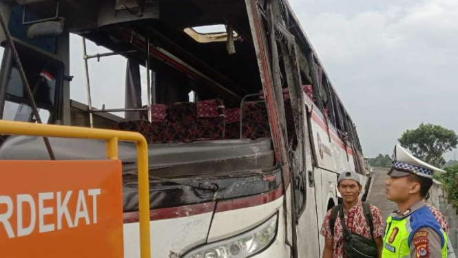 Bus jurusan Merak terguling di Tol Tangerang-Merak, Senin, 19 Desember 2022.