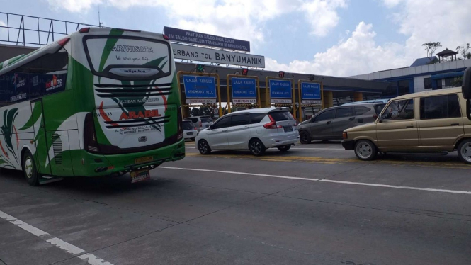 Gerbang Tol Banyumanik.