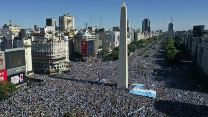 Penggemar sepak bola Argentina merayakan kemenangan tim mereka di Piala Dunia atas Prancis di Buenos Aires, Argentina, Minggu, 18 Desember 2022.