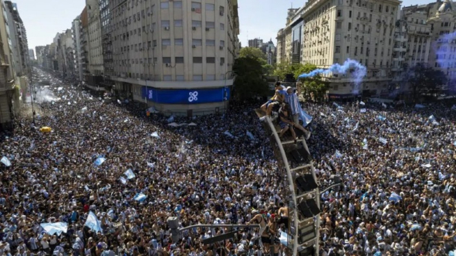 Penggemar sepak bola Argentina merayakan kemenangan tim mereka di Piala Dunia atas Prancis di Buenos Aires, Argentina, Minggu, 18 Desember 2022.
