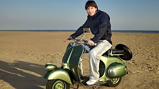 Pose Lionel Messi di motor Vespa Klasik