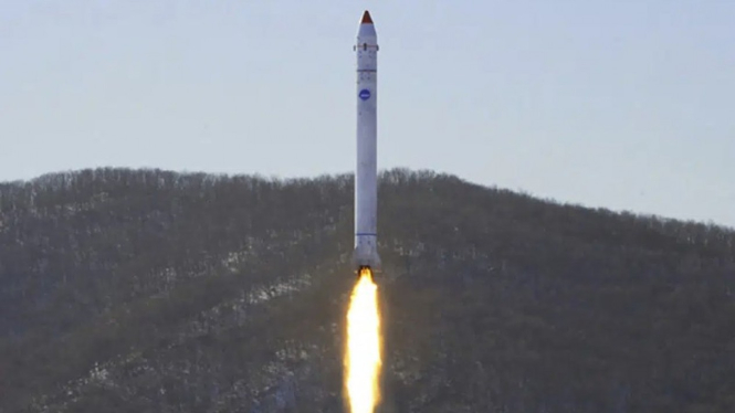 Korea Utara menembakkan satelit dalam uji tahap akhir yang penting untuk pengembangan satelit mata-mata pertamanya.