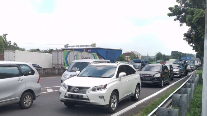 Kepadatan arus lalu lintas di jalan tol Semarang-Solo jelang nataru.