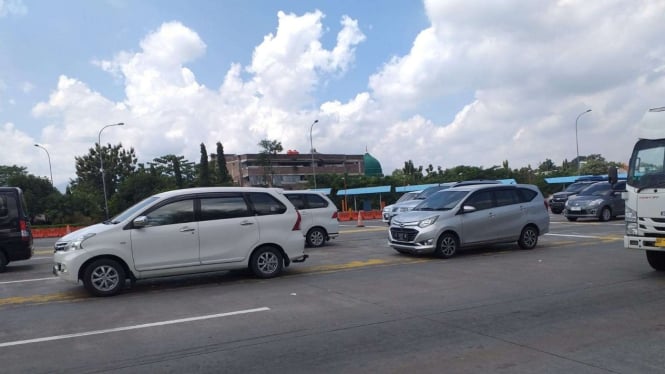 Kepadatan arus lalu lintas di jalan tol Semarang-Solo jelang nataru.