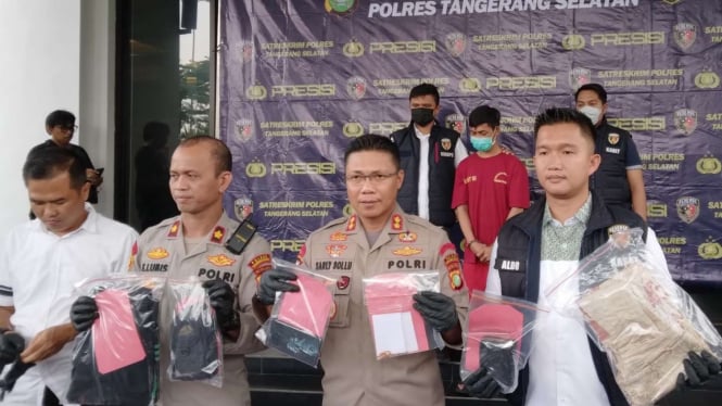 Kapolres Tangerang Selatan AKBP Sarly Sollu merilis kasus pembunuhan karyawati.