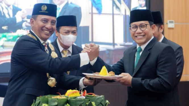 Prof Nurhasan dan Mendes PDTT Abdul Halim Iskandar usai dilantik jadi rektor Unesa