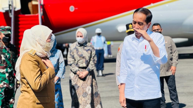 Presiden Jokowi bersama dengan Gubernur Jawa Timur Khofifah Indar Parawansa