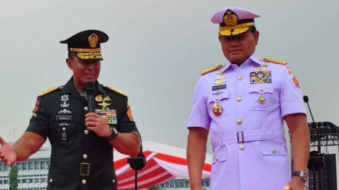 Mantan panglima TNI Jenderal TNI Andika Perkasa bersama Panglima TNI Laksamana TNI Yudo Margono usai upacara Serah Terima Jabatan Panglima TNI di Mabes TNI Cilangkap, Jakarta Timur, Selasa, 20 Desember 2022.