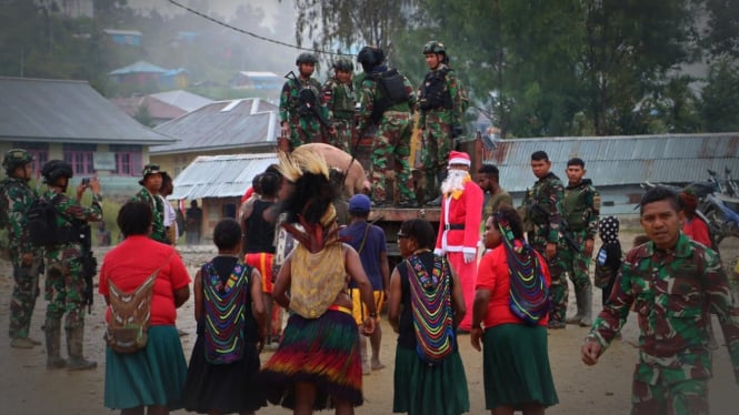 VIVA Militer: Pasukan Yonif Para Raider 305/Tengkorak di Gereja Bazemba.