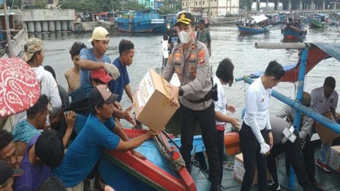 Kapolsek Kalibaru, Kompol Immanuel Sinaga membagikan sembako ke nelayan