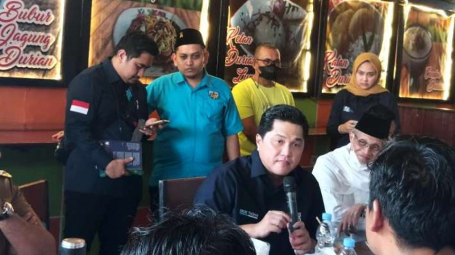 Menteri BUMN Erick Tohir berdialog dengan masyarakat di Padang, Sumatera Barat, Selasa, 20 Desember 2022.