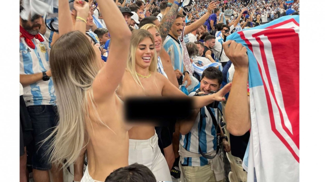 Fans wanita Argentina yang bertelanjang dada 