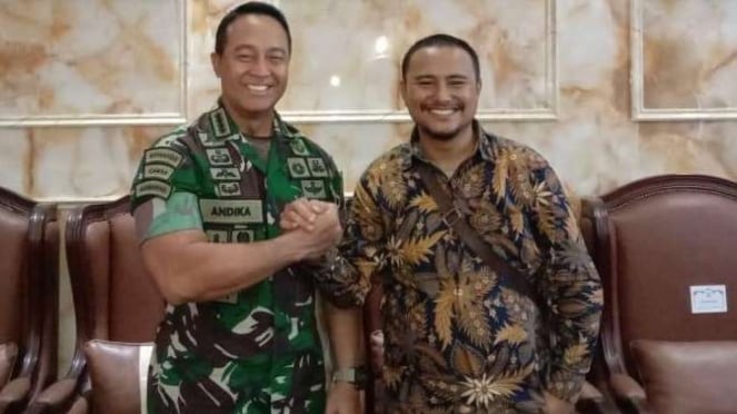 Jenderal Andika Perkasa bersama pimpinan relawan Bara Api Adi Kurniawan.