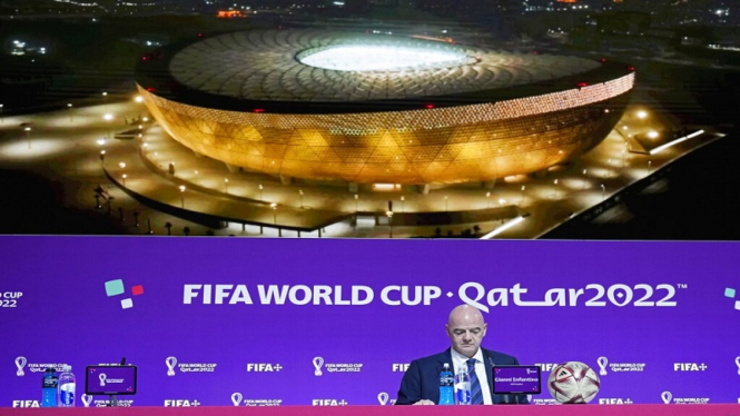 Presiden FIFA Gianni Infantino berlatar stadion tempat Final Piala Dunia Qatar
