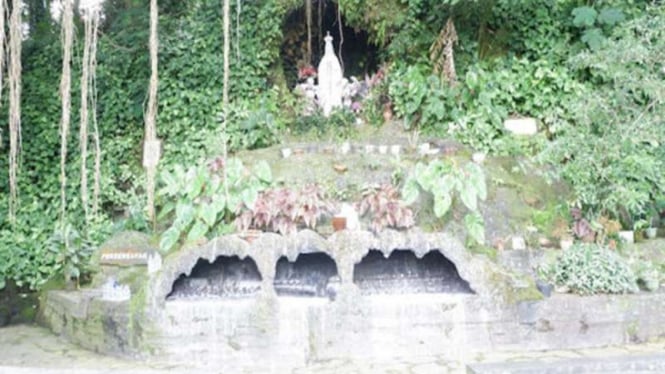 Gua Maria di Desa Cisantana, Kecamatan Cigugur, Kabupaten Kuningan, Jawa Barat