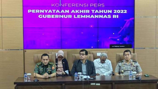 Gubernur Lembaga Ketahanan Nasional (Lemhannas) Andi Widjajanto (tengah) saat Konferensi Pers Pernyataan Akhir Tahun 2022 Gubernur Lemhannas RI di Gedung Lemhannas, Jakarta, Rabu, 21 Desember 2022.