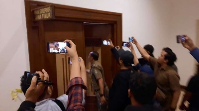Penyidik KPK menggeledah kantor Gubernur Jatim di Surabaya.