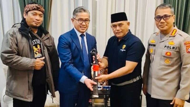 Polda Banten kasih golok buat Dubes RI di Belanda