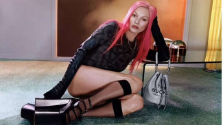 Kate Moss Tampil Bergaya Rambut Pink 1999 Ikoniknya, Pose Seksi di Campaign Marc Jacobs