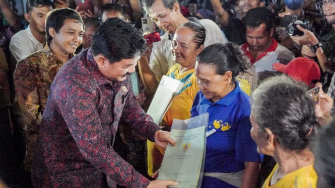 Menteri Agraria dan Tata Ruang/Kepala Badan Pertanahan Nasional (ATR/BPN) Hadi Tjahjanto serahkan sertifikat tanah ke suku anak dalam.