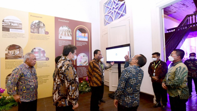 President Joko Widodo is looking around the A. A. Maramis Historical Building
