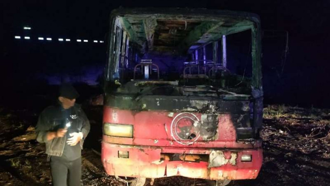 Bus berlogo PDIP di Blitar, Jawa Timur, dibakar oleh bocah SD karena angker
