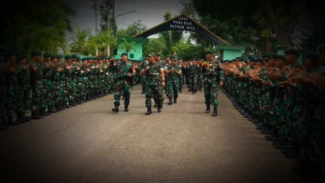 VIVA Militer: Pemeriksaan pasukan Yonif Raider  200/Bhakti Negara.