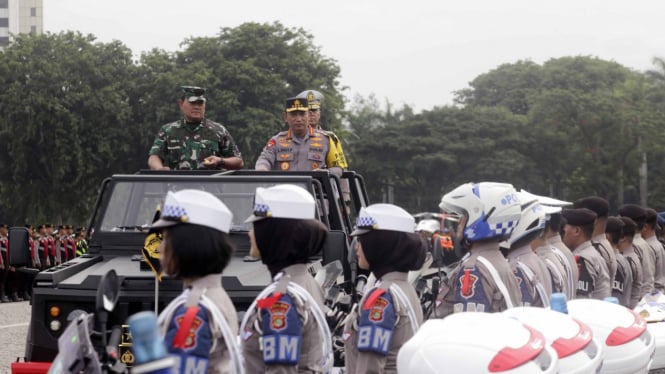 Kapolri-Panglima TNI Pimpin Apel Gelar Pasukan Operasi Lilin 2022 di Monas
