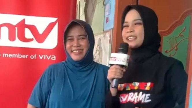 Warga Sidoarjo, Jawa Timur mendapatkan STB gratis dari ANTV.