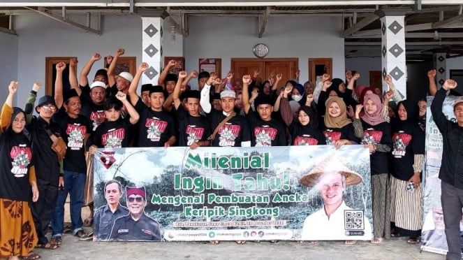 Relawan Saga bersama komunitas milenial di Pamekasan, Jawa Timur.