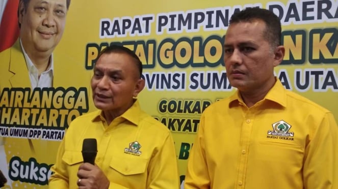 Sekretaris Jenderal Partai Golkar Lodewijk Freidrich Paulus (kiri)