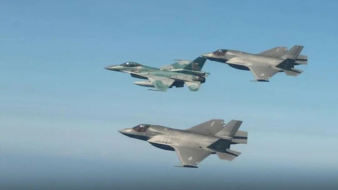 VIVA Militer: Jet tempur F-35 militer Amerika dikawal F-16 TNI Angkatan Udara