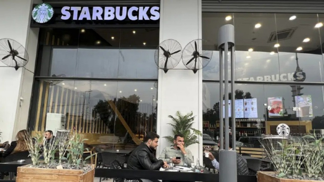 Gerai Starbucks yang tidak memiliki izin merek resmi di Baghdad Iran.