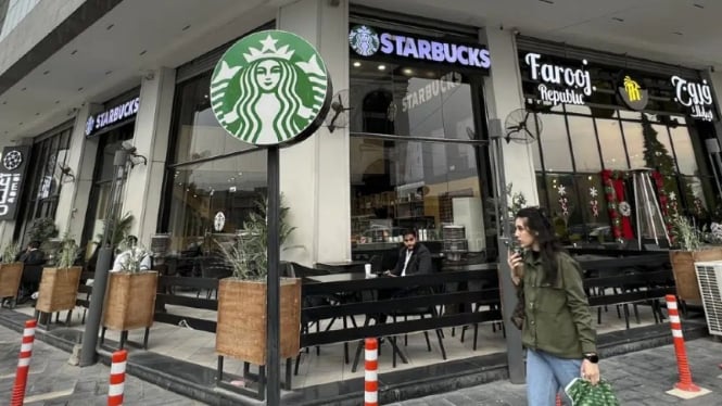 Gerai Starbucks yang tidak memiliki izin merek resmi di Baghdad Iran.