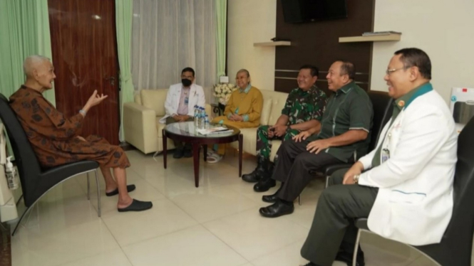 VIVA Militer: Panglima TNI Yudo Margono menjenguk Try Sutrisno