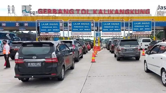 Kendaraan Melintas di Tol Kalikangkung Semarang Jelang Natal 2022